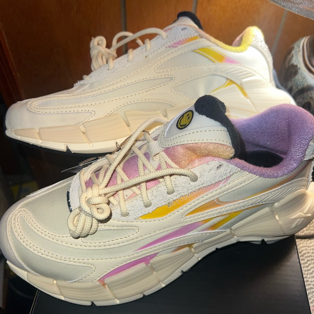 (REEBOKS)
